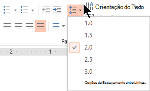As opções do menu Espaçamento entre Linhas no friso permitem-lhe selecionar espaçamento simples, espaçamento duplo ou outras opções de espaçamento entre linhas verticais.