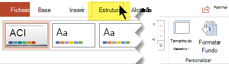 Selecione o separador Estrutura no friso da barra de ferramentas. O botão do menu Tamanho do Diapositivo do lado direito permite-lhe controlar a orientação do diapositivo.