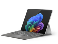 Captura de ecrã que mostra Surface Pro (11.ª Edição) num teclado de platina kickstand virado para a esquerda com botão verde no ecrã.