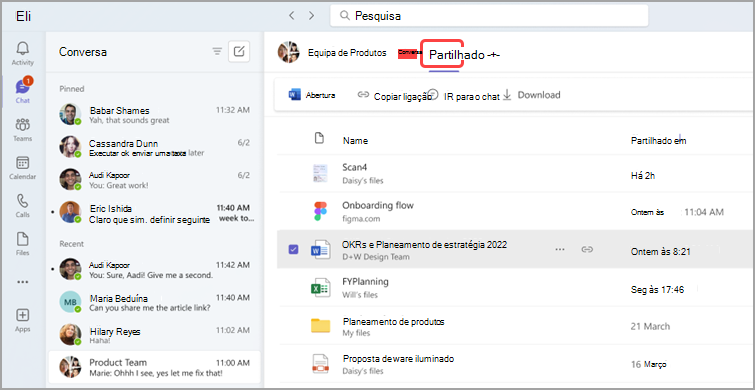 Uma janela de chat no local de trabalho com mensagens recentes, ficheiros partilhados e os respetivos detalhes, incluindo nomes, descrições e carimbos de data/hora.