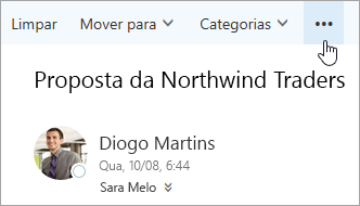 Uma captura de tela do botão Mais comandos na barra de menu do Outlook.