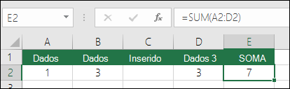 O exemplo retrata uma fórmula de SOMA expandindo automaticamente de =SOMA(A2:C2) para =SOMA(A2:D2) quando uma coluna foi inserida