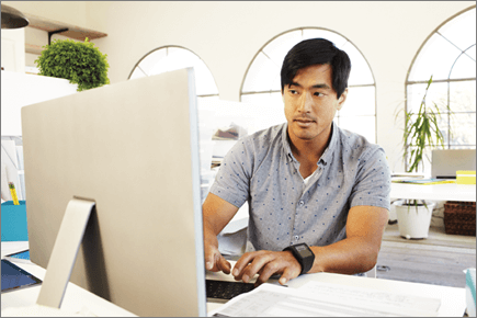 Foto de um homem trabalhando em um computador