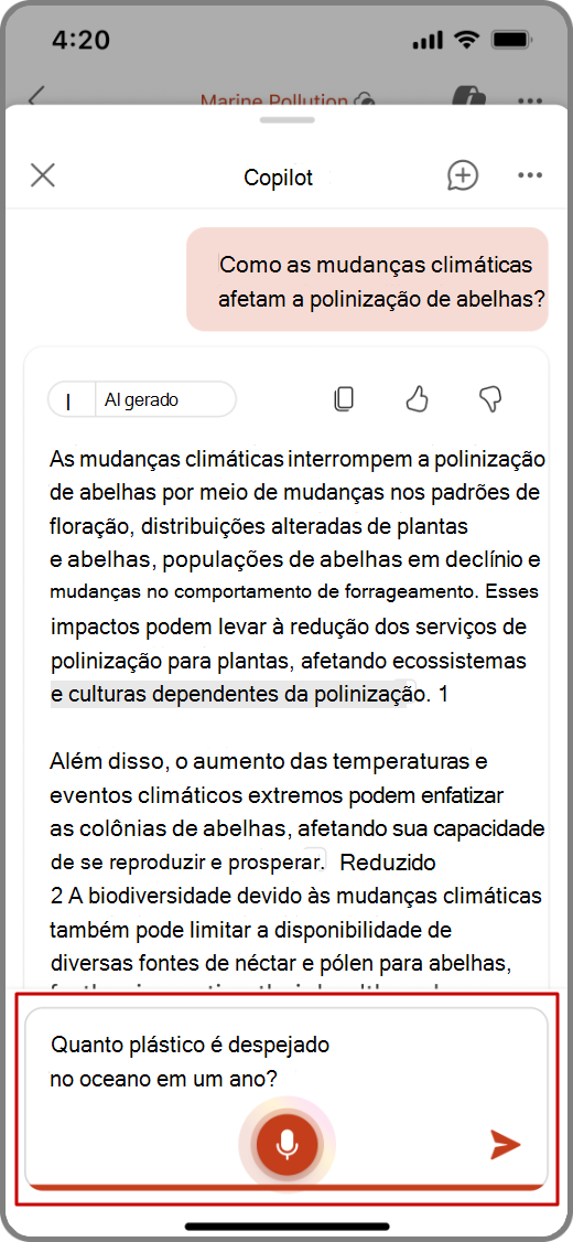 Captura de ecrã do Copilot no PowerPoint num dispositivo iOS com a capacidade de entrada de voz realçada