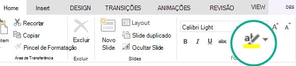 O botão Marcador de Texto encontra-se no separador Base do friso no PowerPoint Online