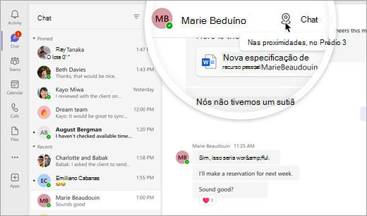 Captura de ecrã a mostrar uma conversa 1-1 com um indicador de localização na parte superior do ecrã