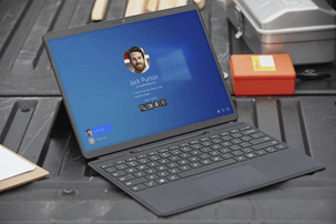 Um laptop mostrando uma tela de login do Windows 10.