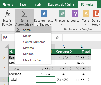 Pode utilizar o Assistente de Soma Automática para criar automaticamente uma fórmula SOMA. Selecione um intervalo acima/abaixo ou à esquerda/direita do intervalo a ser somado, aceda ao separador Fórmulas no Friso e, em seguida, selecione Soma Automática & SOMA.