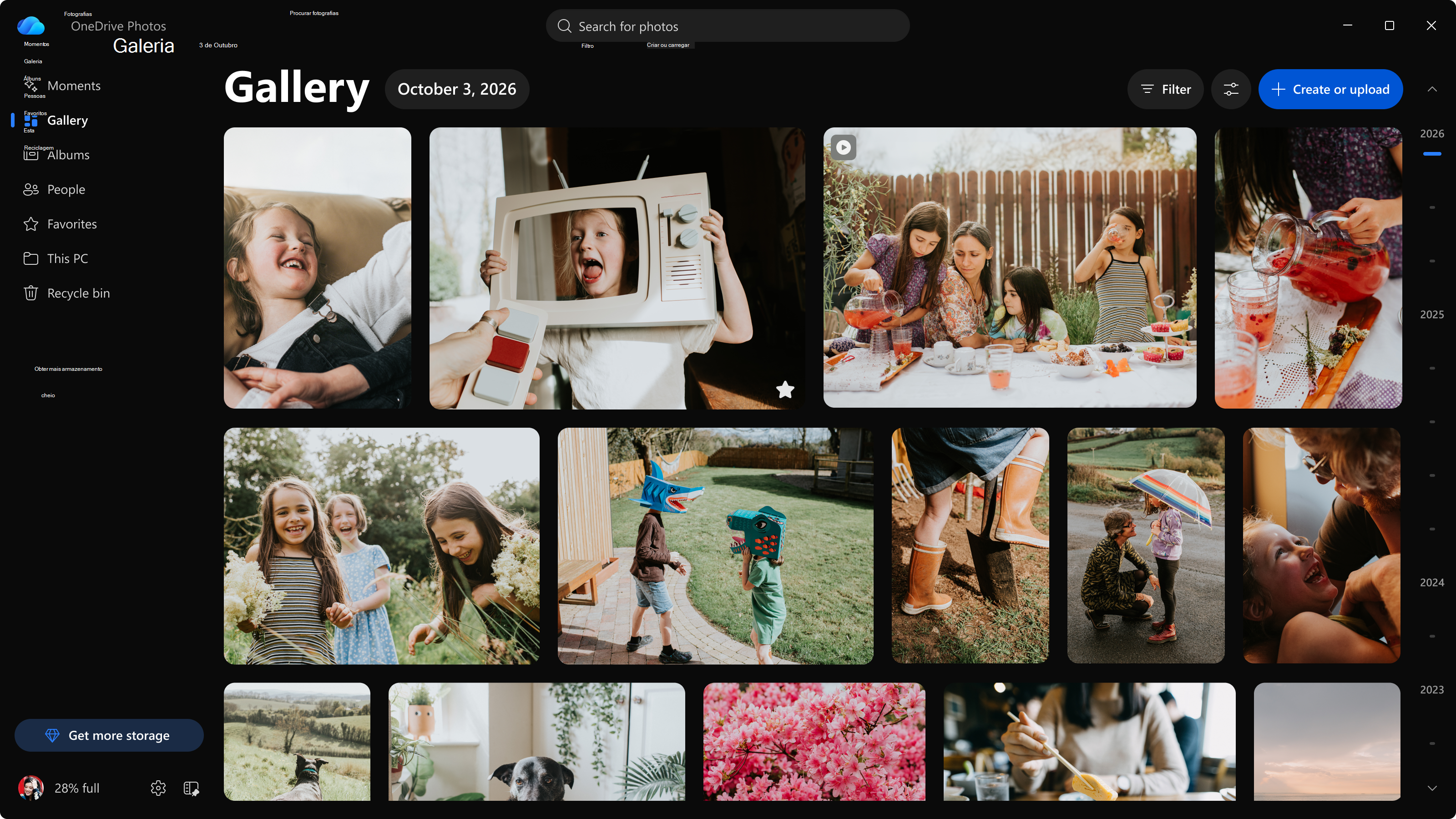 Captura de ecrã a mostrar a Fotografias do OneDrive apresenta as suas fotografias numa linha cronológica, com navegação por Momentos, Galeria, People, Álbuns, Favoritos, fotografias armazenadas no seu PC e a Reciclagem.