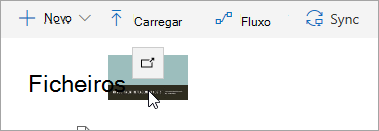 Uma captura de ecrã de um ficheiro a ser arrastado para o OneDrive