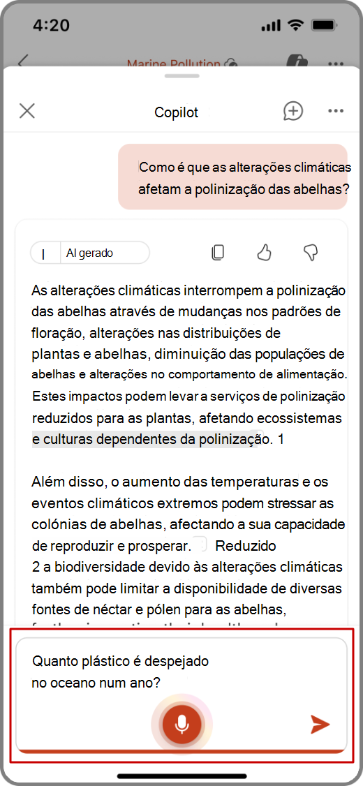 Captura de ecrã do Copilot no PowerPoint num dispositivo iOS com a capacidade de entrada de voz realçada