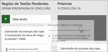 Captura de ecrã a mostrar uma tarefa a ser movida de uma coluna Quadro de Tarefas para outra.