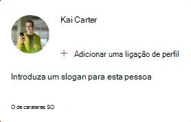 A imagem mostra um Cartão de People Médio que permite adicionar um link de perfil e inserir um slogan para essa pessoa. O slogan pode ter até 50 caracteres.