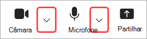 Imagem a realçar as setas pendentes câmara e microfone nos controlos de reunião do Teams.