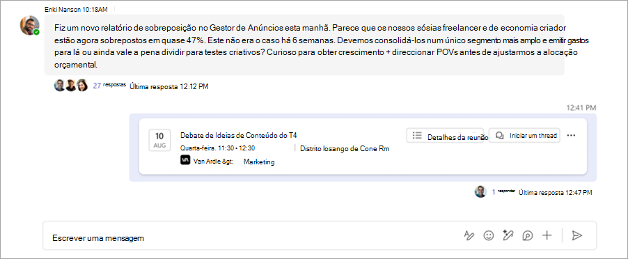 Captura de ecrã a mostrar o chat da reunião por tópicos num canal do Microsoft Teams.