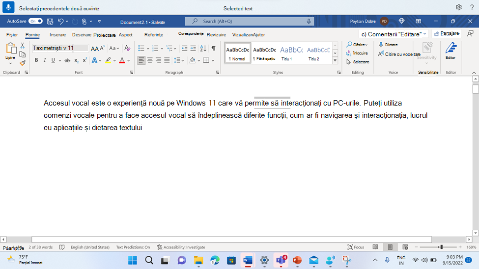 Document Word care afișează comanda de acces vocal pentru selectarea a două cuvinte anterioare.