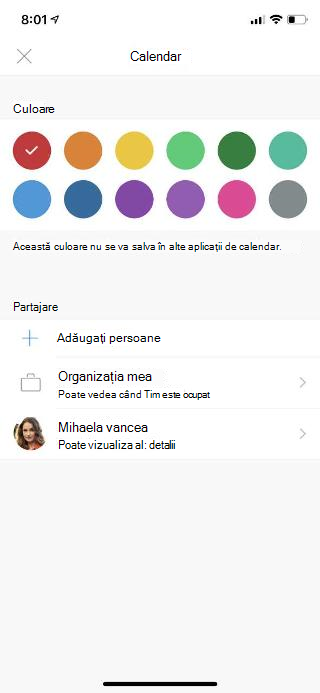 Afișează un ecran mobil cu Calendar în partea de sus. Sub secțiunea Partajare, există câteva opțiuni și numele unei persoane care a fost adăugată.
