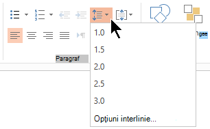 Opțiunile din meniul Interlinie din panglică vă permit să selectați opțiuni de interlinie la un rând, la spații duble sau alte opțiuni de interlinie verticală.
