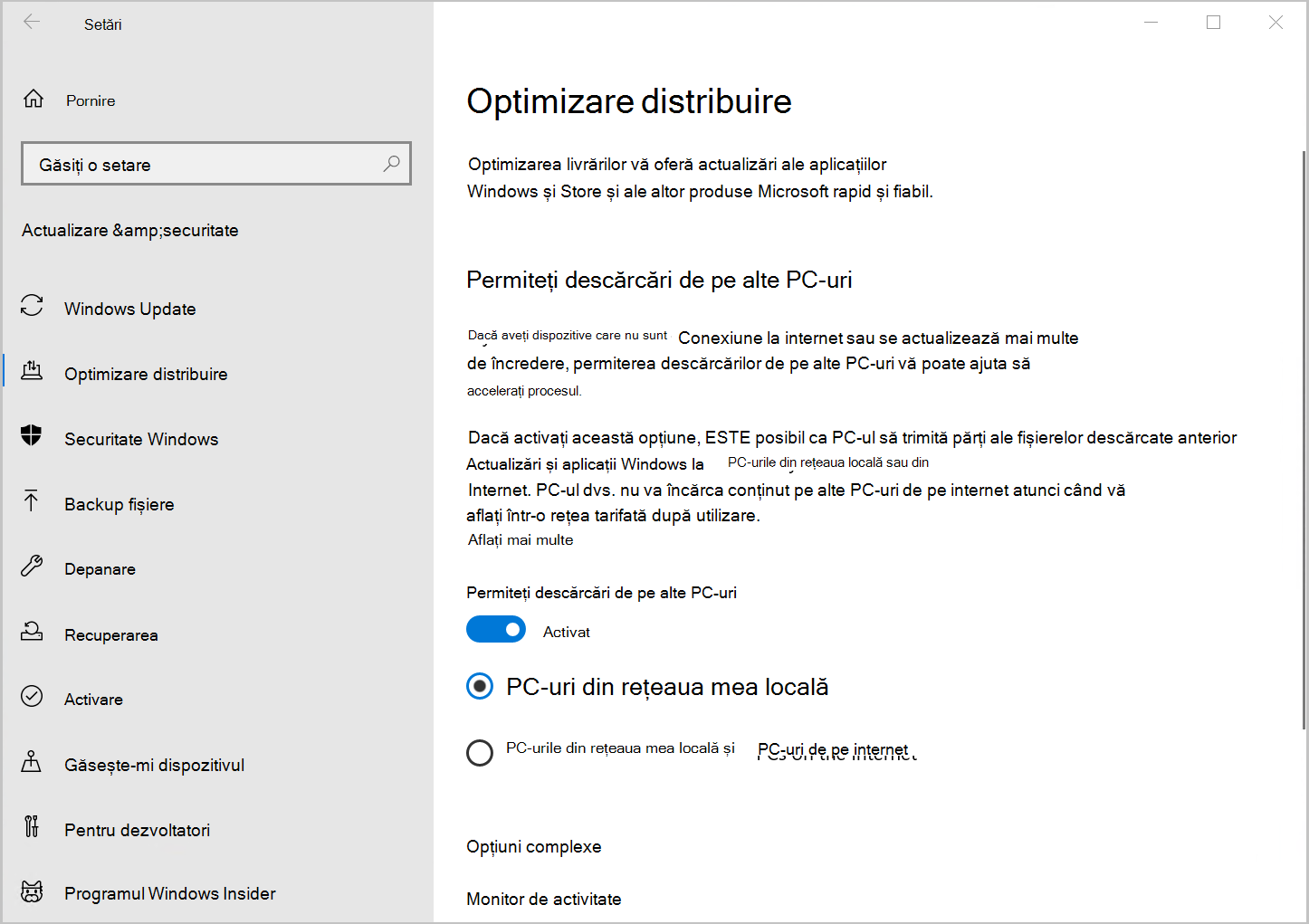 Captură de ecran a setărilor de Optimizare distribuire Windows 10, afișând opțiunea Se permit descărcări de pe alte PC-uri.