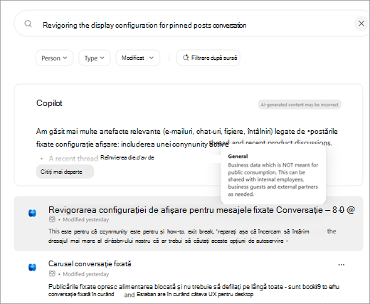 Captură de ecran care afișează o pagină cu rezultatele căutării cu o postare Viva Engage care conține un ecuson de etichetă de confidențialitate. La trecerea cu mouse-ul apare un sfat ecran care afișează informații despre nivelul de sensibilitate, indiferent de tipul de clasificare.