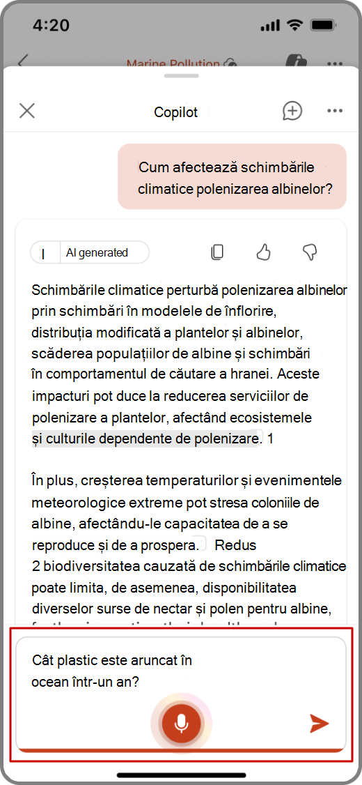 Captură de ecran cu Copilot în PowerPoint pe un dispozitiv iOS, cu capacitatea de intrare vocală evidențiată