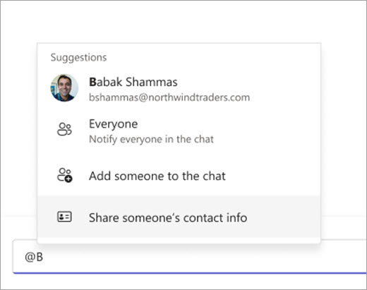 Captură de ecran care arată cum să extrageți o persoană de contact pentru a o partaja folosind @mention.