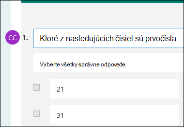 Iniciály prispievateľa zobrazené vedľa kvízovej otázky