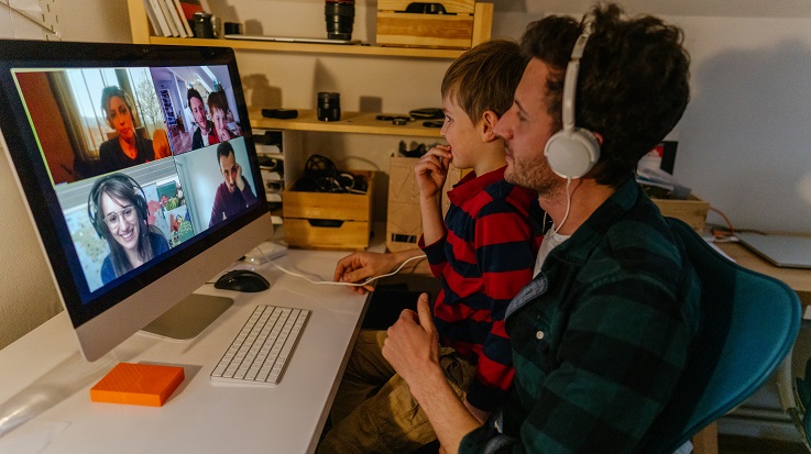 Fotografia muža a dieťaťa počas videohovoru.