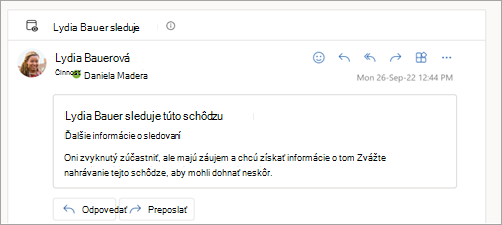 Snímka obrazovky zobrazujúca e-mailovú odpoveď, že účastník sleduje schôdzu
