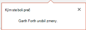 Snímka obrazovky PowerPointu pre Office 365 zobrazuje, kto vykonal zmeny vo vašom zdieľanom súbore, kým ste boli preč