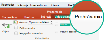 Keď na snímke vyberiete video, na páse s nástrojmi sa zobrazí karta Prehrať, na ktorej možno nastaviť možnosti prehrávania videa.