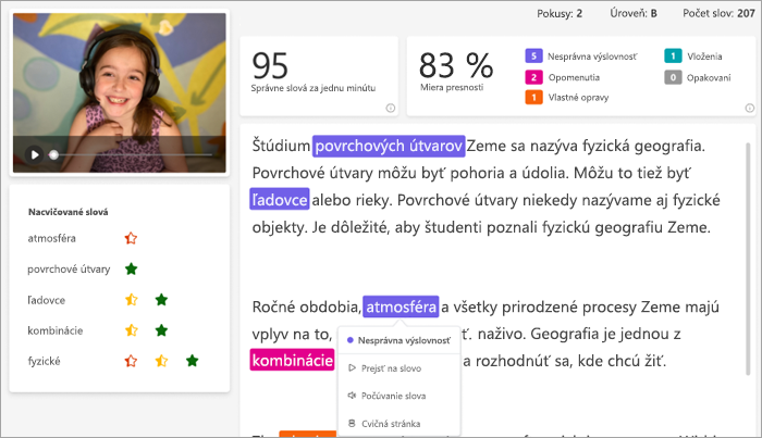 ráme videa vedľa pasáže, ktorú prečítala, je zobrazená usmievajúca sa študentka s nasadenými ružovými slúchadlami. pasáž je označená farebne rozlíšenými chybami.
