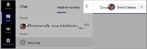 Snímka obrazovky znázorňujúca zadanie jedného alebo viacerých mien študentov do poľa Komu.