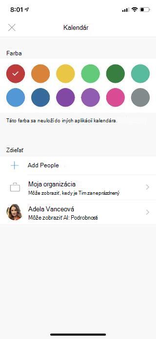 Zobrazuje obrazovku mobilného zariadenia s Kalendárom v hornej časti. Pod časťou Zdieľať je niekoľko možností a meno osoby, ktorá bola pridaná.