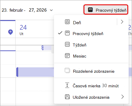 Snímka obrazovky so zvýrazneným zobrazením pracovného týždňa v kalendári aplikácie Teams.