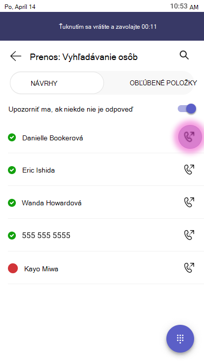 Obrazovka prenosu zobrazujúca vyhľadávacie pole s označením Prepojiť: Vyhľadávanie ľudí pomocou prepínača Upozorniť ma, ak nie je žiadna odpoveď zapnutá a zoznamom kontaktov vrátane Danielle Booker, Eric Ishida, Wanda Howard, 555 555 5555 a Kayo Miwa. Vedľa každého kontaktu sa zobrazuje tlačidlo akcie prepojenia a tlačidlo prepojenia hovoru je zvýraznené.