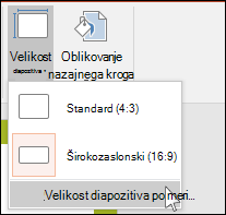 Na traku na zavihku »Načrt« izberite »Velikost diapozitiva« in nato »Velikost diapozitiva po meri«.