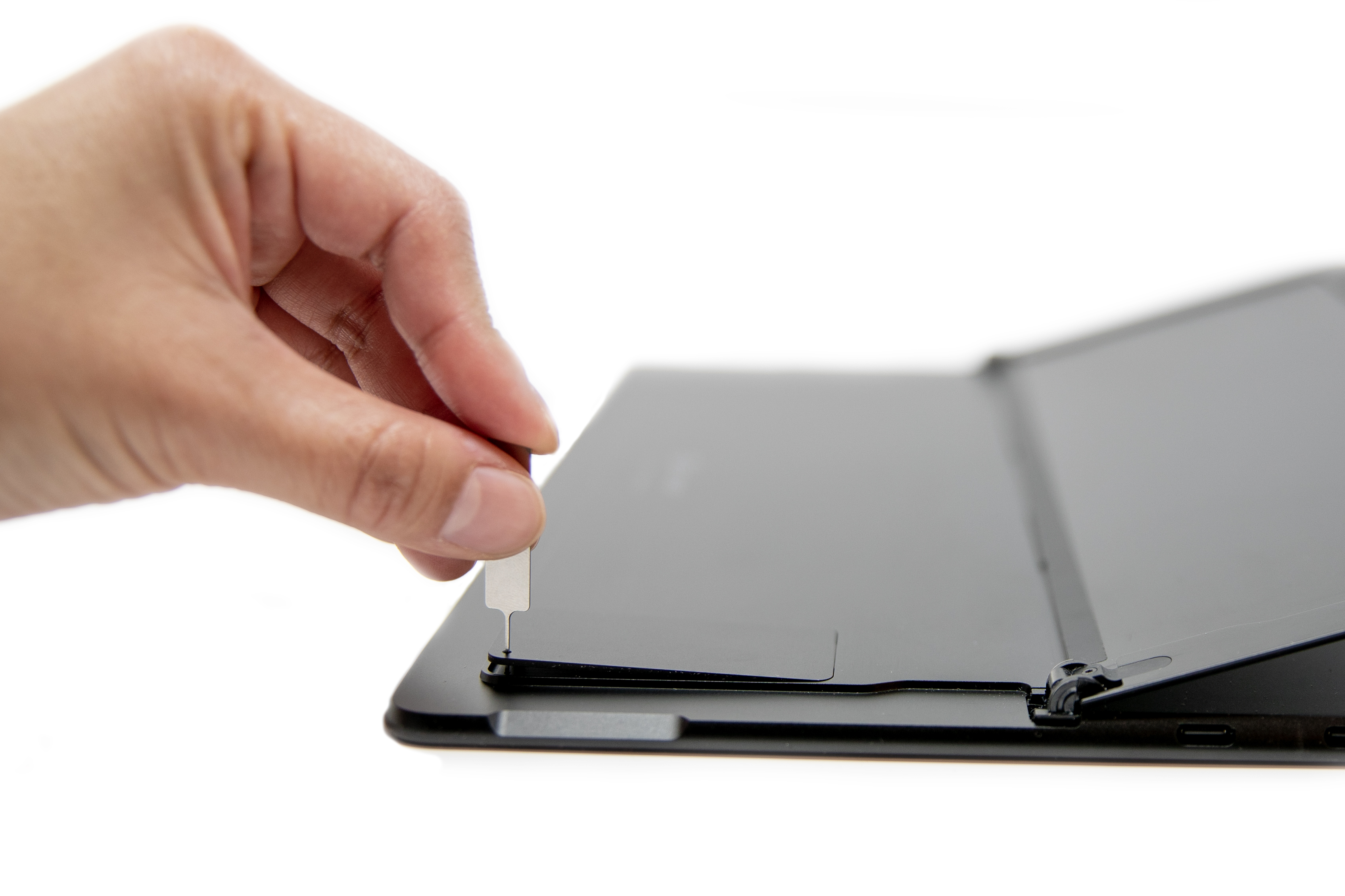 Oseba je ročno vstavila izmetnik kartice SIM v napravo Surface Pro X.