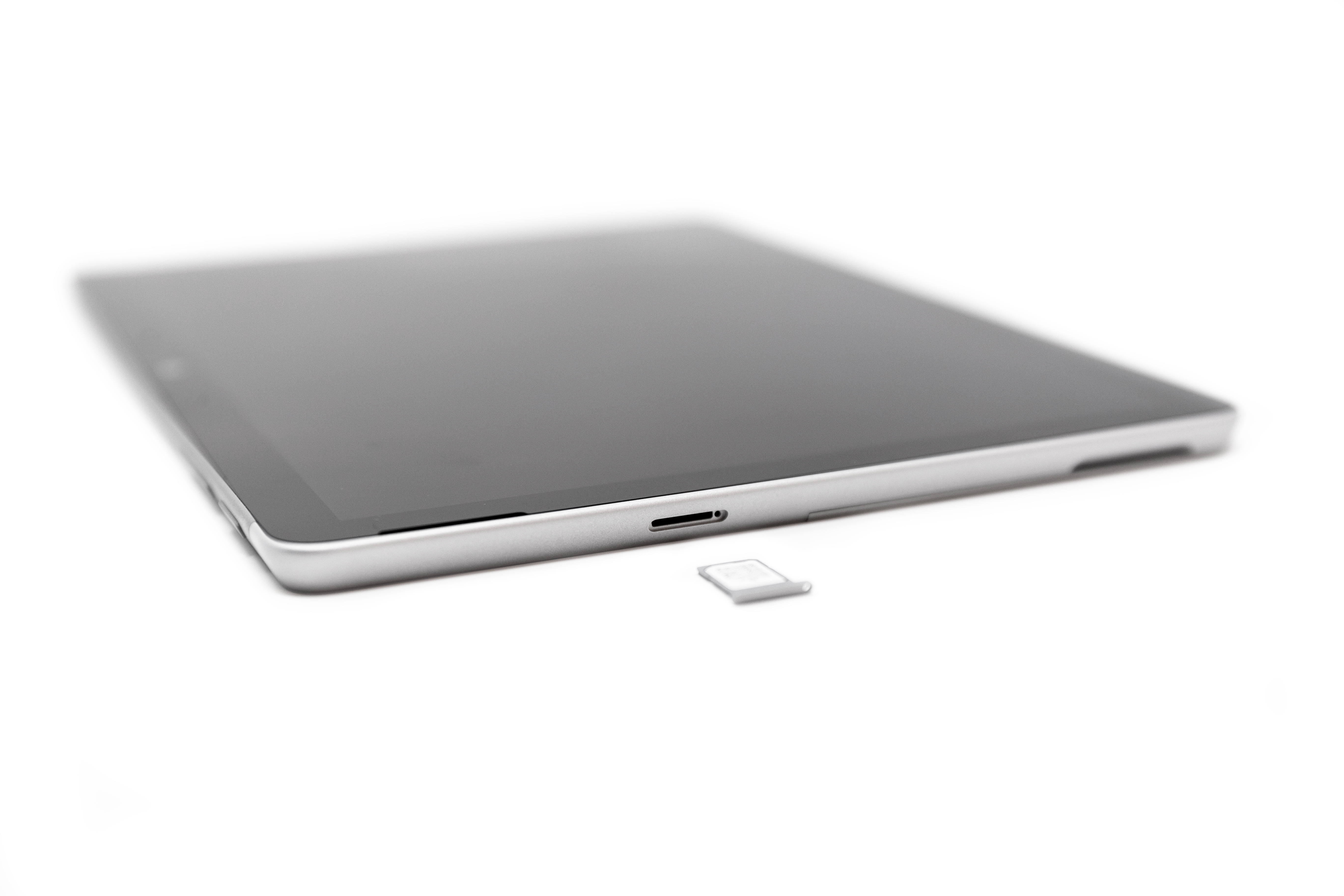 Surface Go 2 s kartico SIM, položeno v pladenj za kartice SIM.