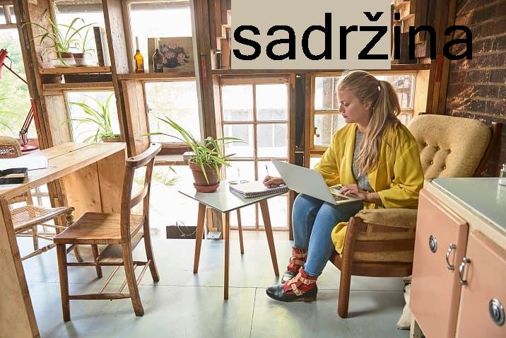 fotografija žene koja zapisuje ideje na papiru
