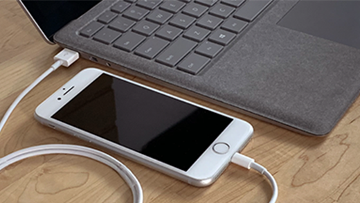 iPhone priključen na Surface
