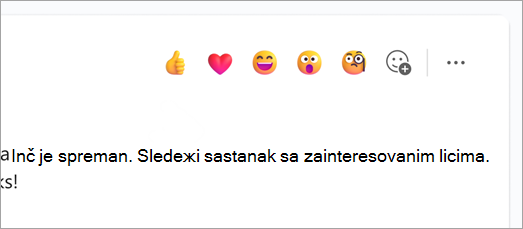 Snimak ekrana koji prikazuje emodži brze reakcije iznad poruke ćaskanja