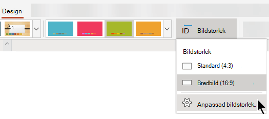 Alternativen för bildstorlek finns till höger på fliken Design i verktygsfältets menyfliksområde i PowerPoint Online