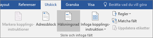 Som en del av Word dokumentkoppling väljer du Hälsningsrad i gruppen Skriv & Infoga fält på fliken Utskick.