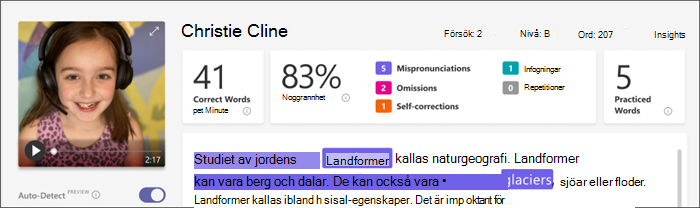 Skärmbild av granskningsfönstret för Läsframsteg. Flera ord i avsnittet är markerade i blågrönt rosa och orange som indikerar en felkategori. Insamlade data visas ovanför avsnittet