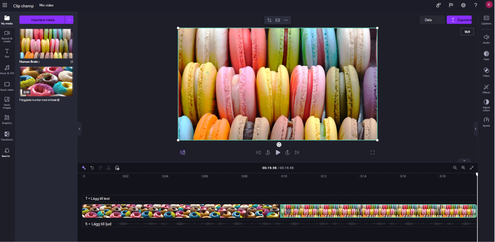 En skärmbild av en Clipchamp för arbetskonton med två videoklipp som dras till tidslinjen för redigering.