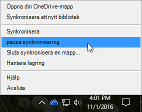 En skärmbild av den föregående OneDrive för företag-menyn med Pausa synkronisering markerat.