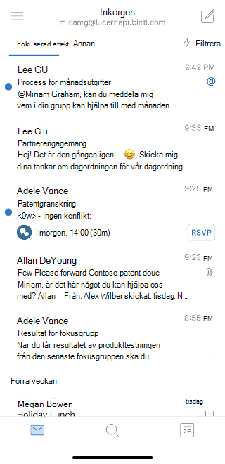 Visar e-postmeddelanden i en inkorg. Högst upp börjar e-postmeddelandet med ett omnämnande.