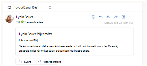 Skärmbild som visar e-postsvar som deltagaren följer mötet