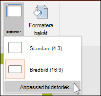 Gå till fliken Design i menyfliksområdet och välj Bildstorlek och sedan Anpassad bildstorlek.